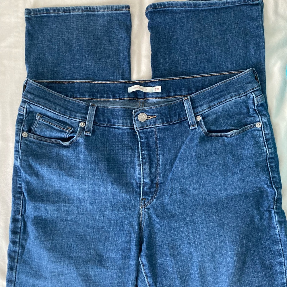 3/$20 Levi's Blue Boot Cut Jeans Medium Wash